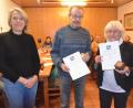 Bild: Kunz
Irene Fritz (links) ehrt Uwe Müller und Edith Baldauf.