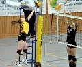 Bild: Hubert Ziegler
Lisa Kölbel (links) vom SV Hahnbach befördert den Ball über das Netz. Die Volleyballerinnen des Hahnbach wollen bei ihrem Heimspiel gegen Schwarz-Weiß München dominant auftreten.