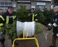 Bild: dob
Diesmal sind die Feuerwehrleute aus Böhmischbruck in vorweihnachtlicher Mission beim Christbaumverkauf unterwegs. Das Angebot nimmt die Bevölkerung dankend an.