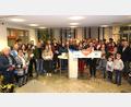 Bild: fvo
Raiffeisenbank-Geschäftsstellenleiter Michael Haubner und seine Mitarbeiterin Monika Weig (vorne, mit Schild) mit den „Spendenempfängern“ und Regionalmarktleiter Christian Seidl (rechts).