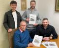 Bild: JU Konnersreuth/exb
JU-Ortsvorsitzender Benedikt Wenisch, Marius Ulrich (stehend, von links) und Philipp Schwan (sitzend, rechts) überreichten die ersten Exemplare des JU-Kalenders 2024 an Bürgermeister Max Bindl.
