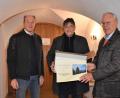 Bild: rgr
Der deutsche DAGA-Präsident Helmuth Wächter (rechts) und Kassier Herbert Meier (links) gaben den Startschuss zum Verteilen der DAGA-Pakete im Rathaus bei Bürgermeister Edgar Knobloch.
