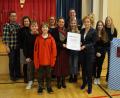 Bild: Florian Dendorfer/exb
Ministerialbeauftragte Mathilde Eichhammer übergibt die Urkunde an Schulleiterin Diana Schmidberger.