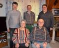 Bild: gi
Hans Völkl feiert seinen 85. Geburtstag. Dazu gratulieren seine Frau Margarete sowie sein Sohn Hans (Mitte), Pfarrer Udo Klösel (rechts) und zweiter Bürgermeister Bernhard Rom (links).