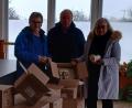 Bild: Mitterteicher Tafel/exb
Robert Zinnecker und Engelbert Franz überreichten Nicole Fürst (von links) die Lebkuchen-Pakete.