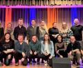 Bild: Stadt Grafenwöhr/exb
Zum Abschluss des Quizabends posieren die Gewinner-Teams mit der Band und dem Quiz-Master auf der Bühne.
