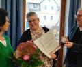 Bild: oe
Diakon und Geschäftsführer Richard Sellmeyer (rechts) überreicht an Manuela Popp (Mitte) Urkunde und Elisabeth Medaille. Links Pflegedienstleiterin Ingeborg Gerlach.