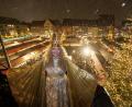 Bild: Daniel Karmann/dpa
Nelli Lunkenheimer, das neue Nürnberger Christkind, steht nach der offiziellen Eröffnung des Nürnberger Christkindlesmarkts auf der Empore der Frauenkirche. Zuvor eröffnete die 17-Jährige mit dem feierlichen Prolog den Nürnberger Christkindlesmarkt.
