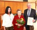 Bild: Jochen Neumann/exb
Bürgermeister Johannes Reger (rechst) gratulierte Marianne Rahn zum 95. Geburtstag. Zu den ersten Gratulanten gehörte auch Tochter Gerlinde.