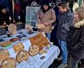 Bild: R. Kreuzer
Beim Weihnachtsmarkt des VfB Weiden im Westen der Stadt ist viel Betrieb. Besonders die Adventsartikel sind nachgefragt.