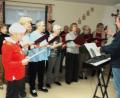 Bild: Kochherr/exb
Der Gesang- und Musikverein Schwarzenfeld singt für die Bewohner des Seniorenheims am Miesberg Lieder passend zur Advent- und Weihnachtszeit.