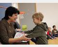 Bild: prh
Sehr gerührt war Heidrun Hofmeister, als sie nach 30 Jahren als Kindergartenleiterin von 40 Kindern des AWO Kinderstodl Püchersreuth in den Ruhestand verabschiedet wurde.