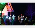 Bild: kki
In stimmungsvolles Licht getaucht gestalteten die Bläser von Instrumentallehrerin Daniela Ermer die Waldweihnacht mit Nikolausbesuch.