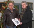 Bild: wro
Der von Erich Schraml (links) gestaltete und vom Heimatkundlichen Arbeitskreis Fuchsmühl herausgegebene Kalender 2024 trägt den Titel „Fuchsmühler Brautpaare“. Das erste Exemplar erhielt Bürgermeister Wolfgang Braun.