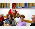 Bild: wlr
Ein Besuch des Nikolauses mit Unterstützung des Engelchens Lena machte den Etzenrichter Senioren Freude.