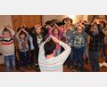 Bild: bö
Viel Freude bereiten die Kindergartenkinder den vielen Gästen beim Seniorennachmittag im Schloss-Stadl mit ihrem Singspiel vom heiligen Nikolaus und seinem Haus.