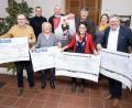 Bild: Thomas Graml, Stadt Amberg/exb
Die Wirtschaftsförderungsgesellschaft Amberg spendet die Eintrittsgelder der 11. Amberger Lachnacht für gemeinnützige Zwecke. Von links: Uwe Kümmeth (Diakonieverein Amberg), Reiner Volkert (Kulturamtsleiter), Marianne Gutwein (SKF Sozialdienst Katholischer Frauen), Fabian Kern (Kulturreferent), Karlheinz Brandelik (Geschäftsführer Wirtschaftsförderungsgesellschaft), Margit Meier (Förderverein FLIKA Amberg), Barbara Hauck (Kulturfachkraft) und Oberbürgermeister Michael Cerny.