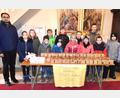 Bild: no
Die Minis der Pfarrei mit Oberministrantin Clara Riederer Freiin von Paar und Pfarrvikar Yeruva bei der Verkaufsaktion in der Pfarrkirche St. Vitus.