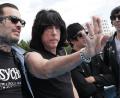 Bild: David Young
Ramones-Drummer Tommy Ramone ist mittlerweile tot. Sein Nachfolger in der legendären Punkrock-Band, Marky Ramone (Mitte), feierte 2022 seinen 65. Geburtstag. Ein 15 Jahre altes Ramones-Shirt bringt Autor Wolfgang Ruppert mit nun 30 Jahren zum Nachdenken.