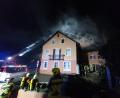 Bild: Hösamer
Zwei Bewohner des Mehrfamilienhauses können über die Drehleiter gerettet werden.