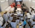 Bild: Mathias Walk/exb
Über 30 Helfer packen bei der Firma Godelmann in Fensterbach 1500 Hilfspakete, die mit den Johanniter-Weihnachtstruckern nach Rumänien gebracht werden.