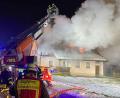 Bild: Kreisbrandinspektion/FF Schwarzenfeld/exb
Ein Feuer hat in der Nacht zum Montag ein Wohnanwesen in Högling (Gemeinde Fensterbach) weitgehend zerstört. Von einem Schuppen griffen die Flammen auf das Wohnhaus über.