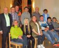 Bild: Gemeinde Kulmain/exb
Vorsitzende Christina Kastner und ihr Stellvertreter Rene Dietrich (sitzend, Dritte und Vierter von links) stehen an der Spitze des Obst- und Gartenbauvereins. Die Wahlen leitete Bürgermeister Günter Kopp (links).