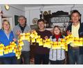 Bild: mfh
Einkaufsgutscheine und eine Barspende nahm (von links) Pflegedienstleiterin Brigitte Riederer von Wolfgang Rauch (Beisitzer Schlackenverein), Peter Ostermann (Kassier), Waltraut Luh (Ist-noch-gut-Station) und Christian Koch (Vorsitzender Schlackenverein) entgegen.