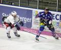 Archivbild: Roland Rappel
Spitzenreiter Blue Devils Weiden gastiert am Freitag beim Tabellenzweiten Deggendorfer SC. Im ersten Duell (Szene mit dem Weidener Kurt Davis, links, und DSC-Akteur Lukas Miculka) kassierten die Blue Devils mit 1:3 die bisher einzige Niederlage in dieser Saison.