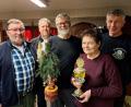 Bild: R. Kreuzer
Beim Weihnachtsschießen sahnen einige Mitglieder tolle Preise ab, darunter: Andreas Uschold, Robert Raps, Robert Drechsel, Helga Uschold und Hans Bergler (von links).