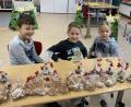 Bild: Grundschule Mähring/exb
Die Schüler und Schülerinnen boten beim ersten Adventsbasar der Grundschule Mähring viele selbst gefertigte Sachen gegen eine Spende zum Verkauf an.