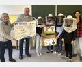 Bild: wku
Luise Vogel und Georg Franz Fröhler freuen sich über die Spende für ihren Hospizverein, die ihnen Nannette Lorenz (rechts) und Schüler der Bienen-Arbeitsgruppe überreichten.