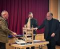 Bild: Katharina Müllers/exb
Sie probierten die neue Mitmach-Orgel schon mal aus: Franz Meier (links), Schatzmeister Siegfried Nest (Mitte) und Kirchenmusiker Bernhard Müllers.
