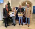 Bild: Christine Hollederer/exb
DAGA-Präsident Helmuth Wächter (von links) überreichte die Päckchen an Heike Birner und Georg Jobst vom Landratsamt Amberg-Sulzbach. Begleitet wurde er vom neuen Schatzmeister des DAGA, Herbert Meier.