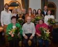 Bild: dob
Sieglinde Feselmeier aus Waldthurn (vorne, links) und Maria Tischler aus Vohenstrauß (vorne, rechts) nehmen Seniorchef Apotheker Franz Wolf in ihre Mitte. Seit 50 Jahren sind sie feste und treue Stützen in den Vohenstraußer Apotheken. Franz und Regina Wolf (links) und Martin Wolf (Zweiter von rechts) ehren die beiden Mitarbeiterinnen ganz besonders.