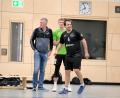 Bild: Hubert Ziegler
Seine Mannschaft ist noch sieglos, dennoch hat VC-Spielertrainer Florian Birner (rechts) gut lachen. Vielleicht klappt es gegen Schwaig mit dem ersten Saisonsieg.