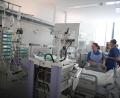 Symbolbild: Angelika Warmuth
Mitarbeiter des Klinikums Weiden pflegen seit gut acht Wochen eine Frau auf der Intensivstation, die aus ärztlicher Sicht als hirntot gilt. Im Bild ist eine Pflegesituation auf der Intensivstation eines Klinikums in Hamburg zu sehen.
