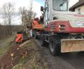 Bild: mma
PS und Muskelstärke waren gefragt bei der Baumpflanzaktion in der Vilsecker Straße in Hahnbach.