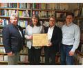 Bild: Lowak
2000 Euro spenden Erich (links) und Michael Sperber (rechts) von der Firma Volante für die Neugestaltung der Stadtbücherei. Darüber freuen sich Bürgermeister Karlheinz Budnik und Büchereileiterin Kathrin Stangl.