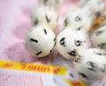 Bild: Tom Weller/dpa/Symbolbild
Lotto-Kugeln liegen auf einem Lottoschein.