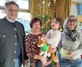 Bild: Lebenshilfe KV Tirschenreuth/exb
Berthold Kellner und Monika Höllerer vom Oberpfalzverein zahlen der kleinen Jule Kriegelsteiner eine Therapiewoche im Osteopathischen Kinderzentrum Filumi in Bad Alexandersbad.