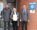 Bild: Polizeipräsidium Oberpfalz 
So sieht eine Heldin aus: Gisela Hofmann (Mitte) hat Telefonbetrügern ein Schnippchen geschlagen. Mit auf dem Bild sind Kriminalhauptkommissar Peter Meier (links) und der Leiter der KPI Amberg, Gerhard Huf.
