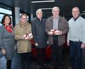 Bild: dob
Evi (links) und Siegmund Grieb (rechts) vom gleichnamigen Autohaus spenden je 1500 Euro an die Katholische Kindertagesstätte Don Bosco und an die Kinderkrebshilfe. Dekan Alexander Hösl, Kirchenpfleger Günter Hassmann und Herbert Putzer (von links) nehmen die Spenden dankbar an.