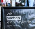 Symbolbild: Jens Kalaene/dpa
Auf einem Schild wird gendergerecht eine Stylistin beziehungsweise ein Stylist gesucht. In Bayern ist gendern egal. Es soll bald ein Genderverbot gelten.