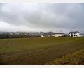 Bild: lum
Oberhalb der Fichtelnaab, mit Blick auf den Stadtkern Erbendorfs: Hier soll das neue Baugebiet "Naabhöhe II" entstehen.