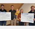 Bild: no
Bei der Spendenübergabe: (von links): Florian Roth (SV Illschwang), Firmenchef Christoph Margraf mit Ehefrau Lisa und Sohn Franz sowie Henner Wasmuth (Gemeindejugendfeuerwehr).