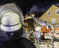 Bild: Hösamer
Die Feuerwehrleute öffnen das mit Faserzementplatten gedeckte Dach.