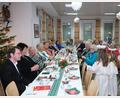 Bild: Lothar Riedl/exb
Festlich gedeckt war die lange Tafel im Rotkreuzheim bei der letzten Seniorenstube in diesem Jahr. Die Weihnachtsfeier nahm Bereitschaftsleiter Helmut Zeitler zum Anlass, Marianne Richter (Fünfte von links) für 60-jährige Treue zum BRK zu ehren.