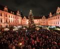 Archivbild: Armin Weigel/dpa
Weihnachtsmärkte werden heuer eher als Event gefeiert. Dazu gehört viel Beleuchtung, Kulinarisches und Kunsthandwerk – wie beim Romantischen Weihnachtsmarkt Thurn und Taxis in Regensburg.