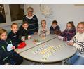 Bild: jr
Täglich ist Theresia Heinrich ab 6.45 Uhr in der Grundschule Pechbrunn anzutreffen, wo sie Schüler bis zum Unterrichtsbeginn betreut. Auf dem Programm stehen als Zeitvertreib meist Spiele, wie hier in dieser Szene ein Kartenspiel.